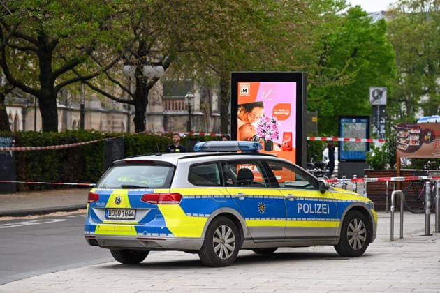 RECORD DATE NOT STATED Leipzig: Auto fährt durch Menschenmenge Innenstadt MANV ausgelöst, mehrere Verletzte, mehrere Tote, Beschuldigter festgenommen Am Montagnachmittag kam es in der Leipziger Innenstadt im Bereich des Augustusplatzes zu einer umfangreichen Einsatzlage, bei der ein Massenanfall von Verletzten (MANV) ausgerufen wurde. Nach ersten Erkenntnissen war ein Fahrzeug im innerstädtischen Bereich unterwegs und erfasste dabei mehrere Personen, wobei sich die Lage vom Augustusplatz über die Grimmaische Straße bis in den Bereich Markt erstreckte. Leipzig Sachsen Deutschland Copyright: xEHLxMediax 20260504_leipzig-pkw-menschenmenge_16