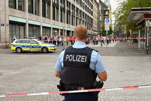RECORD DATE NOT STATED Leipzig: Auto fährt durch Menschenmenge Innenstadt MANV ausgelöst, mehrere Verletzte, mehrere Tote, Beschuldigter festgenommen Am Montagnachmittag kam es in der Leipziger Innenstadt im Bereich des Augustusplatzes zu einer umfangreichen Einsatzlage, bei der ein Massenanfall von Verletzten (MANV) ausgerufen wurde. Nach ersten Erkenntnissen war ein Fahrzeug im innerstädtischen Bereich unterwegs und erfasste dabei mehrere Personen, wobei sich die Lage vom Augustusplatz über die Grimmaische Straße bis in den Bereich Markt erstreckte. Leipzig Sachsen Deutschland Copyright: xEHLxMediax 20260504_leipzig-pkw-menschenmenge_17