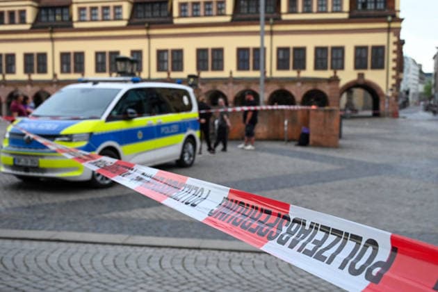 RECORD DATE NOT STATED Leipzig: Auto fährt durch Menschenmenge Innenstadt MANV ausgelöst, mehrere Verletzte, mehrere Tote, Beschuldigter festgenommen Am Montagnachmittag kam es in der Leipziger Innenstadt im Bereich des Augustusplatzes zu einer umfangreichen Einsatzlage, bei der ein Massenanfall von Verletzten (MANV) ausgerufen wurde. Nach ersten Erkenntnissen war ein Fahrzeug im innerstädtischen Bereich unterwegs und erfasste dabei mehrere Personen, wobei sich die Lage vom Augustusplatz über die Grimmaische Straße bis in den Bereich Markt erstreckte. Leipzig Sachsen Deutschland Copyright: xEHLxMediax 20260504_leipzig-pkw-menschenmenge_18