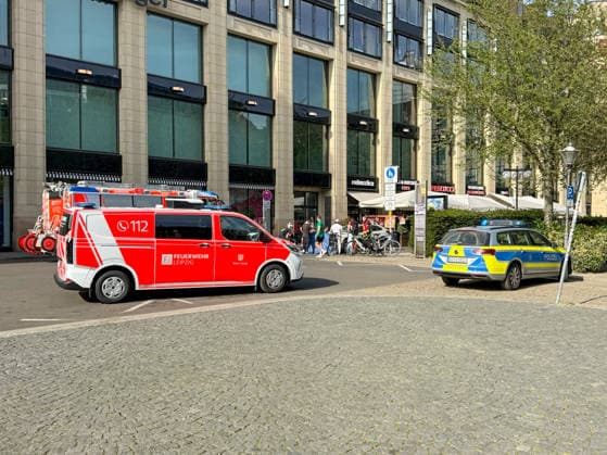 RECORD DATE NOT STATED Auto fährt durch Menschenmenge Innenstadt MANV in Leipzig ausgelöst, mehrere Verletzte Am Montagnachmitag kam es in der Leipziger Innenstadt im Bereich des Augustusplatzes zu einer umfangreichen Einsatzlage, bei der ein Massenanfall von Verletzten (MANV) ausgerufen wurde. Nach ersten Erkenntnissen war ein Fahrzeug im innerstädtischen Bereich unterwegs und erfasste dabei mehrere Personen, wobei sich die Lage vom Augustusplatz in Richtung Thomaskirche erstreckte. Mehrere Menschen wurden verletzt, nähere Angaben zur genauen Anzahl oder zur Schwere der Verletzungen lagen zunächst nicht vor. Im weiteren Verlauf rückten zahlreiche Einsatzkräfte von Rettungsdienst, Feuerwehr und Polizei an, um die medizinische Versorgung der Betroffene Copyright: xEHLxMediax 20260504_leipzig-pkw-menschenmenge_3
