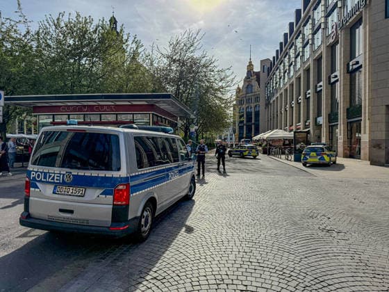 RECORD DATE NOT STATED Auto fährt durch Menschenmenge Innenstadt MANV in Leipzig ausgelöst, mehrere Verletzte Am Montagnachmitag kam es in der Leipziger Innenstadt im Bereich des Augustusplatzes zu einer umfangreichen Einsatzlage, bei der ein Massenanfall von Verletzten (MANV) ausgerufen wurde. Nach ersten Erkenntnissen war ein Fahrzeug im innerstädtischen Bereich unterwegs und erfasste dabei mehrere Personen, wobei sich die Lage vom Augustusplatz in Richtung Thomaskirche erstreckte. Mehrere Menschen wurden verletzt, nähere Angaben zur genauen Anzahl oder zur Schwere der Verletzungen lagen zunächst nicht vor. Im weiteren Verlauf rückten zahlreiche Einsatzkräfte von Rettungsdienst, Feuerwehr und Polizei an, um die medizinische Versorgung der Betroffene Copyright: xEHLxMediax 20260504_leipzig-pkw-menschenmenge_4