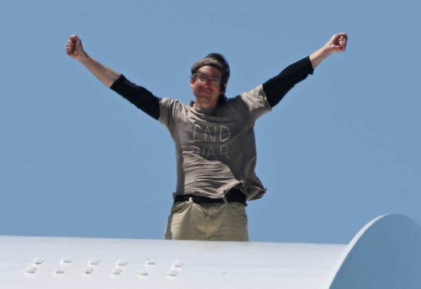 Guido Reichstadter protests against the war in Iran atop a Bridge in Washington Guido Reichstadter gestures as he protests against the war in Iran atop the Frederick Douglass Memorial Bridge for the fourth day, in Washington, DC on May 4, 2026. Photo by Olivier Douliery ABACAPRESS.COM Washington DC United States  Copyright: xDoulieryxOlivier ABACAx