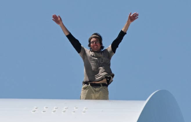 Guido Reichstadter protests against the war in Iran atop a Bridge in Washington Guido Reichstadter gestures as he protests against the war in Iran atop the Frederick Douglass Memorial Bridge for the fourth day, in Washington, DC on May 4, 2026. Photo by Olivier Douliery ABACAPRESS.COM Washington DC United States  Copyright: xDoulieryxOlivier ABACAx