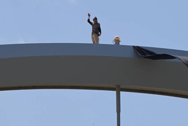 Guido Reichstadter protests against the war in Iran atop a Bridge in Washington Guido Reichstadter gestures as he protests against the war in Iran atop the Frederick Douglass Memorial Bridge for the fourth day, in Washington, DC on May 4, 2026. Photo by Olivier Douliery ABACAPRESS.COM Washington DC United States  Copyright: xDoulieryxOlivier ABACAx
