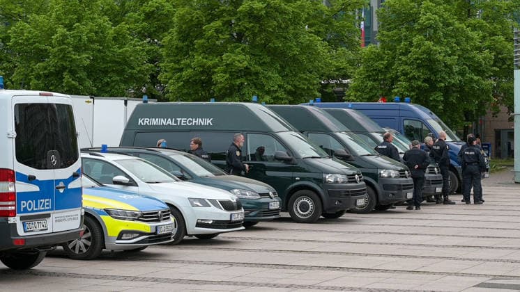 Leipzig: Auto fährt durch Menschenmenge Innenstadt Ministerpräsident Michael Kretschmer besucht den Tatort Am Montagnachmittag kam es in der Leipziger Innenstadt im Bereich des Augustusplatzes zu einer umfangreichen Einsatzlage, bei der ein Massenanfall von Verletzten (MANV) ausgerufen wurde. Nach ersten Erkenntnissen war ein Fahrzeug im innerstädtischen Bereich unterwegs und erfasste dabei mehrere Personen, wobei sich die Lage vom Augustusplatz über die Grimmaische Straße bis in den Bereich Markt erstreckte. Nach Angaben des Leipziger Branddirektors Axel Schuh wurden zwei Personen so schwer verletzt, dass sie noch vor Ort beziehungsweise kurze Zeit später verstarben. Zwei weitere Menschen erlitten schwere Verletzungen und wurden Copyright: xEHLxMediax 20260504_leipzig-pkw-menschenmenge_30