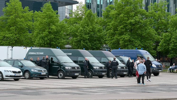 Leipzig: Auto fährt durch Menschenmenge Innenstadt Ministerpräsident Michael Kretschmer besucht den Tatort Am Montagnachmittag kam es in der Leipziger Innenstadt im Bereich des Augustusplatzes zu einer umfangreichen Einsatzlage, bei der ein Massenanfall von Verletzten (MANV) ausgerufen wurde. Nach ersten Erkenntnissen war ein Fahrzeug im innerstädtischen Bereich unterwegs und erfasste dabei mehrere Personen, wobei sich die Lage vom Augustusplatz über die Grimmaische Straße bis in den Bereich Markt erstreckte. Nach Angaben des Leipziger Branddirektors Axel Schuh wurden zwei Personen so schwer verletzt, dass sie noch vor Ort beziehungsweise kurze Zeit später verstarben. Zwei weitere Menschen erlitten schwere Verletzungen und wurden Copyright: xEHLxMediax 20260504_leipzig-pkw-menschenmenge_32