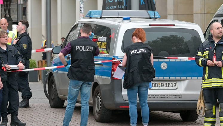 Leipzig: Auto fährt durch Menschenmenge Innenstadt Ministerpräsident Michael Kretschmer besucht den Tatort Am Montagnachmittag kam es in der Leipziger Innenstadt im Bereich des Augustusplatzes zu einer umfangreichen Einsatzlage, bei der ein Massenanfall von Verletzten (MANV) ausgerufen wurde. Nach ersten Erkenntnissen war ein Fahrzeug im innerstädtischen Bereich unterwegs und erfasste dabei mehrere Personen, wobei sich die Lage vom Augustusplatz über die Grimmaische Straße bis in den Bereich Markt erstreckte. Nach Angaben des Leipziger Branddirektors Axel Schuh wurden zwei Personen so schwer verletzt, dass sie noch vor Ort beziehungsweise kurze Zeit später verstarben. Zwei weitere Menschen erlitten schwere Verletzungen und wurden Copyright: xEHLxMediax 20260504_leipzig-pkw-menschenmenge_34