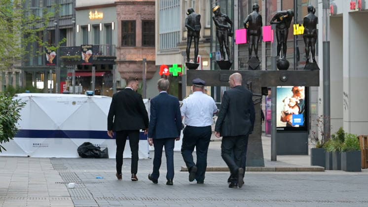 Leipzig: Auto fährt durch Menschenmenge Innenstadt Ministerpräsident Michael Kretschmer besucht den Tatort Am Montagnachmittag kam es in der Leipziger Innenstadt im Bereich des Augustusplatzes zu einer umfangreichen Einsatzlage, bei der ein Massenanfall von Verletzten (MANV) ausgerufen wurde. Nach ersten Erkenntnissen war ein Fahrzeug im innerstädtischen Bereich unterwegs und erfasste dabei mehrere Personen, wobei sich die Lage vom Augustusplatz über die Grimmaische Straße bis in den Bereich Markt erstreckte. Nach Angaben des Leipziger Branddirektors Axel Schuh wurden zwei Personen so schwer verletzt, dass sie noch vor Ort beziehungsweise kurze Zeit später verstarben. Zwei weitere Menschen erlitten schwere Verletzungen und wurden Copyright: xEHLxMediax 20260504_leipzig-pkw-menschenmenge_36