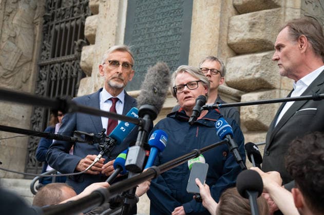 Leipzig: Auto fährt durch Menschenmenge Innenstadt Kriminaltechnik nimmt Arbeit am Tatort auf Am Montagnachmittag kam es in der Leipziger Innenstadt im Bereich des Augustusplatzes zu einer umfangreichen Einsatzlage, bei der ein Massenanfall von Verletzten (MANV) ausgerufen wurde. Nach ersten Erkenntnissen war ein Fahrzeug im innerstädtischen Bereich unterwegs und erfasste dabei mehrere Personen, wobei sich die Lage vom Augustusplatz über die Grimmaische Straße bis in den Bereich Markt erstreckte. Nach Angaben des Leipziger Branddirektors Axel Schuh wurden zwei Personen so schwer verletzt, dass sie noch vor Ort beziehungsweise kurze Zeit später verstarben, während zwei weitere Menschen schwere Verletzungen erlitten und nach einer Copyright: xEHLxMediax 20260504_leipzig-pkw-menschenmenge_56