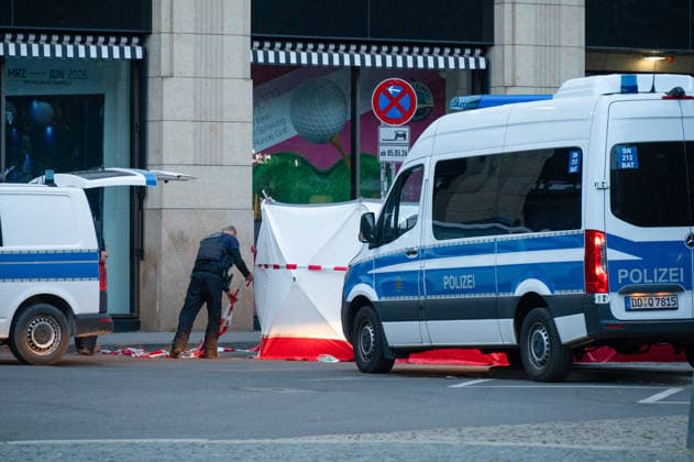 Leipzig: Auto fährt durch Menschenmenge Innenstadt Kriminaltechnik nimmt Arbeit am Tatort auf Am Montagnachmittag kam es in der Leipziger Innenstadt im Bereich des Augustusplatzes zu einer umfangreichen Einsatzlage, bei der ein Massenanfall von Verletzten (MANV) ausgerufen wurde. Nach ersten Erkenntnissen war ein Fahrzeug im innerstädtischen Bereich unterwegs und erfasste dabei mehrere Personen, wobei sich die Lage vom Augustusplatz über die Grimmaische Straße bis in den Bereich Markt erstreckte. Nach Angaben des Leipziger Branddirektors Axel Schuh wurden zwei Personen so schwer verletzt, dass sie noch vor Ort beziehungsweise kurze Zeit später verstarben, während zwei weitere Menschen schwere Verletzungen erlitten und nach einer Copyright: xEHLxMediax 20260504_leipzig-pkw-menschenmenge_68