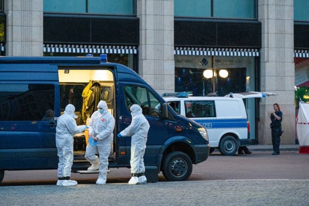 Leipzig: Auto fährt durch Menschenmenge Innenstadt Kriminaltechnik nimmt Arbeit am Tatort auf Am Montagnachmittag kam es in der Leipziger Innenstadt im Bereich des Augustusplatzes zu einer umfangreichen Einsatzlage, bei der ein Massenanfall von Verletzten (MANV) ausgerufen wurde. Nach ersten Erkenntnissen war ein Fahrzeug im innerstädtischen Bereich unterwegs und erfasste dabei mehrere Personen, wobei sich die Lage vom Augustusplatz über die Grimmaische Straße bis in den Bereich Markt erstreckte. Nach Angaben des Leipziger Branddirektors Axel Schuh wurden zwei Personen so schwer verletzt, dass sie noch vor Ort beziehungsweise kurze Zeit später verstarben, während zwei weitere Menschen schwere Verletzungen erlitten und nach einer Copyright: xEHLxMediax 20260504_leipzig-pkw-menschenmenge_73