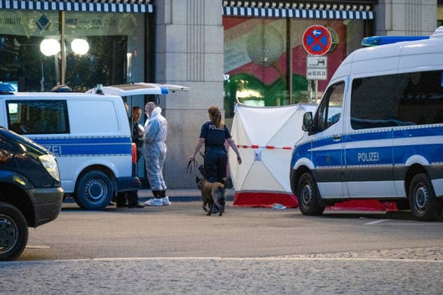 Leipzig: Auto fährt durch Menschenmenge Innenstadt Kriminaltechnik nimmt Arbeit am Tatort auf Am Montagnachmittag kam es in der Leipziger Innenstadt im Bereich des Augustusplatzes zu einer umfangreichen Einsatzlage, bei der ein Massenanfall von Verletzten (MANV) ausgerufen wurde. Nach ersten Erkenntnissen war ein Fahrzeug im innerstädtischen Bereich unterwegs und erfasste dabei mehrere Personen, wobei sich die Lage vom Augustusplatz über die Grimmaische Straße bis in den Bereich Markt erstreckte. Nach Angaben des Leipziger Branddirektors Axel Schuh wurden zwei Personen so schwer verletzt, dass sie noch vor Ort beziehungsweise kurze Zeit später verstarben, während zwei weitere Menschen schwere Verletzungen erlitten und nach einer Copyright: xEHLxMediax 20260504_leipzig-pkw-menschenmenge_75