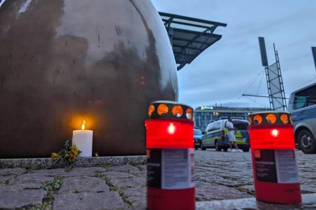 Leipzig, Sachsen, Deutschland, 04.05.2026: Auto fährt in Leipzig in Menschenmenge. Der Vorfall ereignete sich der Grimmaische Straße in der Innenstadt, der Bereich zwischen Augustusplatz und Ritterstraße wurde abgesperrt. Kerzen in Nähe des Tatortes. Copyright: xdtsxNachrichtenagenturx dts_117572
