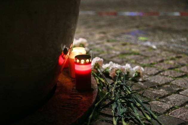 Leipzig, Sachsen, Deutschland, 04.05.2026: Auto fährt in Leipzig in Menschenmenge. Der Vorfall ereignete sich der Grimmaische Straße in der Innenstadt, der Bereich zwischen Augustusplatz und Ritterstraße wurde abgesperrt. Kerzen in Nähe des Tatortes. Copyright: xdtsxNachrichtenagenturx dts_117584
