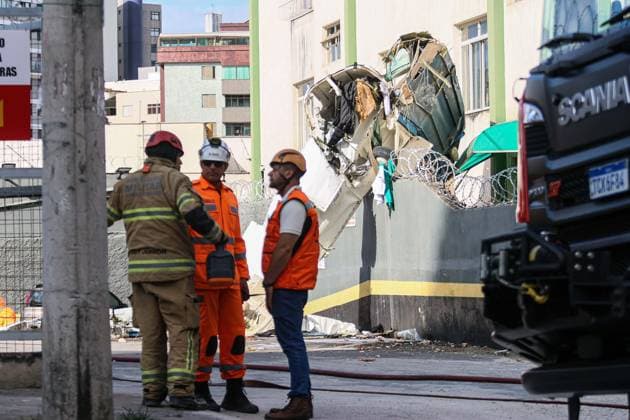 Aviao de pequeno porte cai, atinge prÃ dio e deixa dois mortos em Belo Horizonte Scene at the site where a small aircraft crashed into a residential building in the Silveira neighborhood of Belo Horizonte, Minas Gerais state, Brazil, Monday, May 4, 2026. According to the Fire Department, five people were on board; two died. The three others were taken to Joao XXIII Hospital. The aircraft had departed from Pampulha Airport at 12:16 p.m. 05 04 2026. PHOTO: RODNEY COSTA ZIMEL PRESS ESTADoO CONTEÃöDO BELO HORIZONTE MG BRASIL  Copyright: xRODNEYxCOSTAx