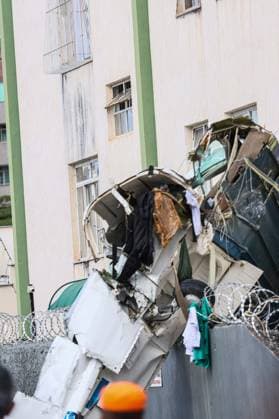 Aviao de pequeno porte cai, atinge prÃ dio e deixa dois mortos em Belo Horizonte Scene at the site where a small aircraft crashed into a residential building in the Silveira neighborhood of Belo Horizonte, Minas Gerais state, Brazil, Monday, May 4, 2026. According to the Fire Department, five people were on board; two died. The three others were taken to Joao XXIII Hospital. The aircraft had departed from Pampulha Airport at 12:16 p.m. 05 04 2026. PHOTO: RODNEY COSTA ZIMEL PRESS ESTADoO CONTEÃöDO BELO HORIZONTE MG BRASIL  Copyright: xRODNEYxCOSTAx