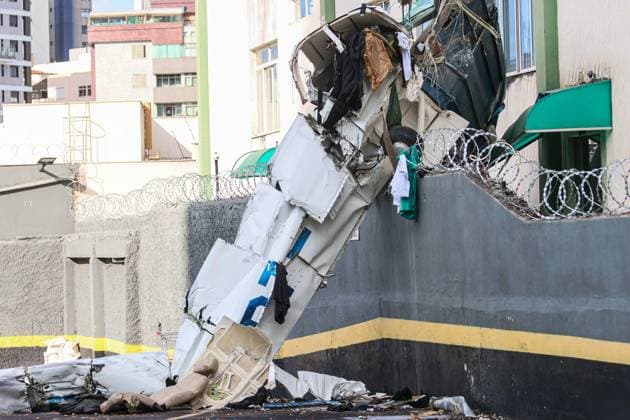 Aviao de pequeno porte cai, atinge prÃ dio e deixa dois mortos em Belo Horizonte Scene at the site where a small aircraft crashed into a residential building in the Silveira neighborhood of Belo Horizonte, Minas Gerais state, Brazil, Monday, May 4, 2026. According to the Fire Department, five people were on board; two died. The three others were taken to Joao XXIII Hospital. The aircraft had departed from Pampulha Airport at 12:16 p.m. 05 04 2026. PHOTO: RODNEY COSTA ZIMEL PRESS ESTADoO CONTEÃöDO BELO HORIZONTE MG BRASIL  Copyright: xRODNEYxCOSTAx