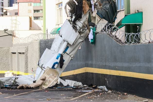 Aviao de pequeno porte cai, atinge prÃ dio e deixa dois mortos em Belo Horizonte Scene at the site where a small aircraft crashed into a residential building in the Silveira neighborhood of Belo Horizonte, Minas Gerais state, Brazil, Monday, May 4, 2026. According to the Fire Department, five people were on board; two died. The three others were taken to Joao XXIII Hospital. The aircraft had departed from Pampulha Airport at 12:16 p.m. 05 04 2026. PHOTO: RODNEY COSTA ZIMEL PRESS ESTADoO CONTEÃöDO BELO HORIZONTE MG BRASIL  Copyright: xRODNEYxCOSTAx