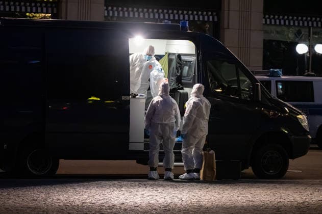 Leipzig: Auto fährt durch Menschenmenge Innenstadt Kriminaltechnik nimmt Arbeit am Tatort auf Am Montagnachmittag kam es in der Leipziger Innenstadt im Bereich des Augustusplatzes zu einer umfangreichen Einsatzlage, bei der ein Massenanfall von Verletzten (MANV) ausgerufen wurde. Nach ersten Erkenntnissen war ein Fahrzeug im innerstädtischen Bereich unterwegs und erfasste dabei mehrere Personen, wobei sich die Lage vom Augustusplatz über die Grimmaische Straße bis in den Bereich Markt erstreckte. Leipzig Sachsen Deutschland Copyright: xEHLxMediax 20260504_leipzig-pkw-menschenmenge_76
