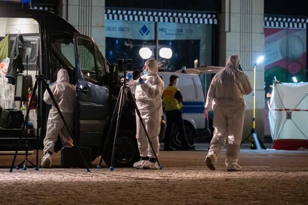 Leipzig: Auto fährt durch Menschenmenge Innenstadt Kriminaltechnik nimmt Arbeit am Tatort auf Am Montagnachmittag kam es in der Leipziger Innenstadt im Bereich des Augustusplatzes zu einer umfangreichen Einsatzlage, bei der ein Massenanfall von Verletzten (MANV) ausgerufen wurde. Nach ersten Erkenntnissen war ein Fahrzeug im innerstädtischen Bereich unterwegs und erfasste dabei mehrere Personen, wobei sich die Lage vom Augustusplatz über die Grimmaische Straße bis in den Bereich Markt erstreckte. Leipzig Sachsen Deutschland Copyright: xEHLxMediax 20260504_leipzig-pkw-menschenmenge_77