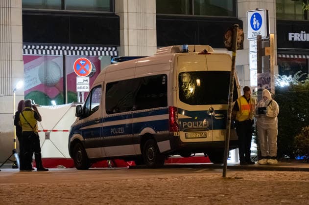 Leipzig: Auto fährt durch Menschenmenge Innenstadt Kriminaltechnik nimmt Arbeit am Tatort auf Am Montagnachmittag kam es in der Leipziger Innenstadt im Bereich des Augustusplatzes zu einer umfangreichen Einsatzlage, bei der ein Massenanfall von Verletzten (MANV) ausgerufen wurde. Nach ersten Erkenntnissen war ein Fahrzeug im innerstädtischen Bereich unterwegs und erfasste dabei mehrere Personen, wobei sich die Lage vom Augustusplatz über die Grimmaische Straße bis in den Bereich Markt erstreckte. Leipzig Sachsen Deutschland Copyright: xEHLxMediax 20260504_leipzig-pkw-menschenmenge_78