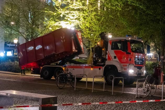 Leipzig: Auto fährt durch Menschenmenge Innenstadt Kriminaltechnik nimmt Arbeit am Tatort auf Am Montagnachmittag kam es in der Leipziger Innenstadt im Bereich des Augustusplatzes zu einer umfangreichen Einsatzlage, bei der ein Massenanfall von Verletzten (MANV) ausgerufen wurde. Nach ersten Erkenntnissen war ein Fahrzeug im innerstädtischen Bereich unterwegs und erfasste dabei mehrere Personen, wobei sich die Lage vom Augustusplatz über die Grimmaische Straße bis in den Bereich Markt erstreckte. Leipzig Sachsen Deutschland Copyright: xEHLxMediax 20260504_leipzig-pkw-menschenmenge_79