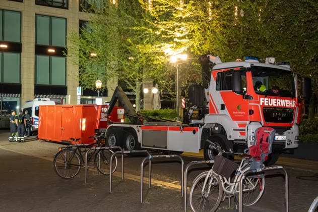 Leipzig: Auto fährt durch Menschenmenge Innenstadt Kriminaltechnik nimmt Arbeit am Tatort auf Am Montagnachmittag kam es in der Leipziger Innenstadt im Bereich des Augustusplatzes zu einer umfangreichen Einsatzlage, bei der ein Massenanfall von Verletzten (MANV) ausgerufen wurde. Nach ersten Erkenntnissen war ein Fahrzeug im innerstädtischen Bereich unterwegs und erfasste dabei mehrere Personen, wobei sich die Lage vom Augustusplatz über die Grimmaische Straße bis in den Bereich Markt erstreckte. Leipzig Sachsen Deutschland Copyright: xEHLxMediax 20260504_leipzig-pkw-menschenmenge_80