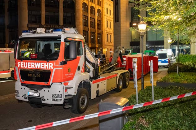 Leipzig: Auto fährt durch Menschenmenge Innenstadt Kriminaltechnik nimmt Arbeit am Tatort auf Am Montagnachmittag kam es in der Leipziger Innenstadt im Bereich des Augustusplatzes zu einer umfangreichen Einsatzlage, bei der ein Massenanfall von Verletzten (MANV) ausgerufen wurde. Nach ersten Erkenntnissen war ein Fahrzeug im innerstädtischen Bereich unterwegs und erfasste dabei mehrere Personen, wobei sich die Lage vom Augustusplatz über die Grimmaische Straße bis in den Bereich Markt erstreckte. Leipzig Sachsen Deutschland Copyright: xEHLxMediax 20260504_leipzig-pkw-menschenmenge_81