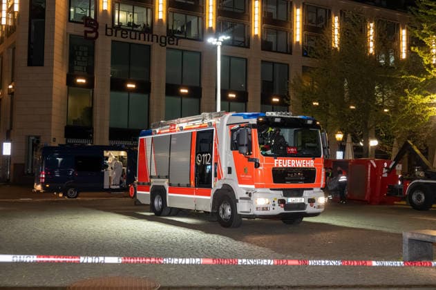 Leipzig: Auto fährt durch Menschenmenge Innenstadt Kriminaltechnik nimmt Arbeit am Tatort auf Am Montagnachmittag kam es in der Leipziger Innenstadt im Bereich des Augustusplatzes zu einer umfangreichen Einsatzlage, bei der ein Massenanfall von Verletzten (MANV) ausgerufen wurde. Nach ersten Erkenntnissen war ein Fahrzeug im innerstädtischen Bereich unterwegs und erfasste dabei mehrere Personen, wobei sich die Lage vom Augustusplatz über die Grimmaische Straße bis in den Bereich Markt erstreckte. Leipzig Sachsen Deutschland Copyright: xEHLxMediax 20260504_leipzig-pkw-menschenmenge_82