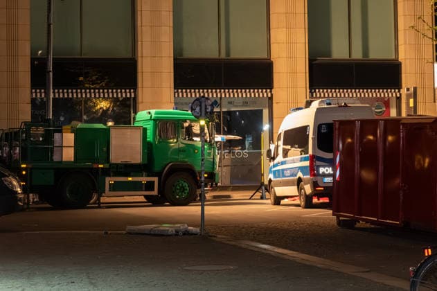 Leipzig: Auto fährt durch Menschenmenge Innenstadt Kriminaltechnik nimmt Arbeit am Tatort auf Am Montagnachmittag kam es in der Leipziger Innenstadt im Bereich des Augustusplatzes zu einer umfangreichen Einsatzlage, bei der ein Massenanfall von Verletzten (MANV) ausgerufen wurde. Nach ersten Erkenntnissen war ein Fahrzeug im innerstädtischen Bereich unterwegs und erfasste dabei mehrere Personen, wobei sich die Lage vom Augustusplatz über die Grimmaische Straße bis in den Bereich Markt erstreckte. Leipzig Sachsen Deutschland Copyright: xEHLxMediax 20260504_leipzig-pkw-menschenmenge_83