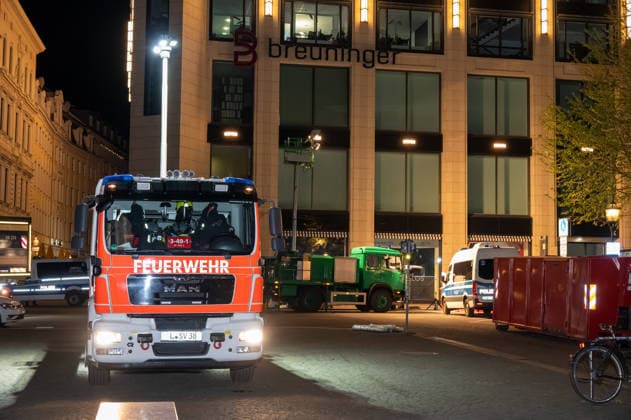 Leipzig: Auto fährt durch Menschenmenge Innenstadt Kriminaltechnik nimmt Arbeit am Tatort auf Am Montagnachmittag kam es in der Leipziger Innenstadt im Bereich des Augustusplatzes zu einer umfangreichen Einsatzlage, bei der ein Massenanfall von Verletzten (MANV) ausgerufen wurde. Nach ersten Erkenntnissen war ein Fahrzeug im innerstädtischen Bereich unterwegs und erfasste dabei mehrere Personen, wobei sich die Lage vom Augustusplatz über die Grimmaische Straße bis in den Bereich Markt erstreckte. Leipzig Sachsen Deutschland Copyright: xEHLxMediax 20260504_leipzig-pkw-menschenmenge_84