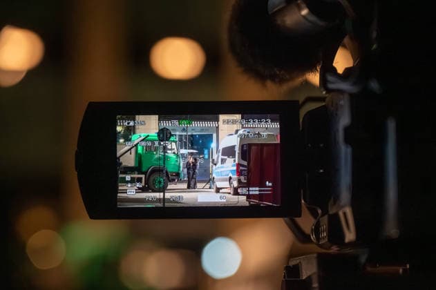 Leipzig: Auto fährt durch Menschenmenge Innenstadt Kriminaltechnik nimmt Arbeit am Tatort auf Am Montagnachmittag kam es in der Leipziger Innenstadt im Bereich des Augustusplatzes zu einer umfangreichen Einsatzlage, bei der ein Massenanfall von Verletzten (MANV) ausgerufen wurde. Nach ersten Erkenntnissen war ein Fahrzeug im innerstädtischen Bereich unterwegs und erfasste dabei mehrere Personen, wobei sich die Lage vom Augustusplatz über die Grimmaische Straße bis in den Bereich Markt erstreckte. Leipzig Sachsen Deutschland Copyright: xEHLxMediax 20260504_leipzig-pkw-menschenmenge_85