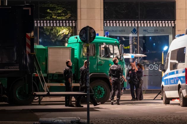 Leipzig: Auto fährt durch Menschenmenge Innenstadt Kriminaltechnik nimmt Arbeit am Tatort auf Am Montagnachmittag kam es in der Leipziger Innenstadt im Bereich des Augustusplatzes zu einer umfangreichen Einsatzlage, bei der ein Massenanfall von Verletzten (MANV) ausgerufen wurde. Nach ersten Erkenntnissen war ein Fahrzeug im innerstädtischen Bereich unterwegs und erfasste dabei mehrere Personen, wobei sich die Lage vom Augustusplatz über die Grimmaische Straße bis in den Bereich Markt erstreckte. Leipzig Sachsen Deutschland Copyright: xEHLxMediax 20260504_leipzig-pkw-menschenmenge_86