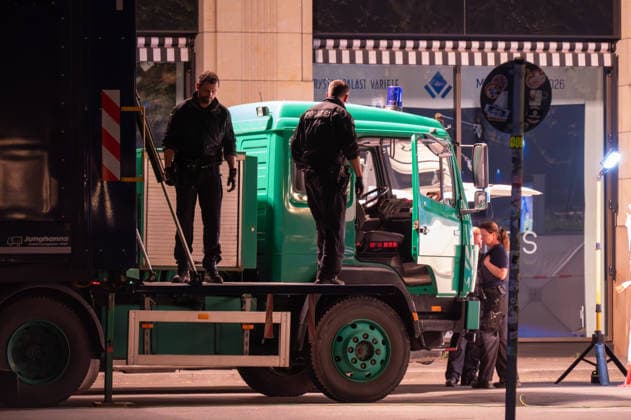 Leipzig: Auto fährt durch Menschenmenge Innenstadt Kriminaltechnik nimmt Arbeit am Tatort auf Am Montagnachmittag kam es in der Leipziger Innenstadt im Bereich des Augustusplatzes zu einer umfangreichen Einsatzlage, bei der ein Massenanfall von Verletzten (MANV) ausgerufen wurde. Nach ersten Erkenntnissen war ein Fahrzeug im innerstädtischen Bereich unterwegs und erfasste dabei mehrere Personen, wobei sich die Lage vom Augustusplatz über die Grimmaische Straße bis in den Bereich Markt erstreckte. Leipzig Sachsen Deutschland Copyright: xEHLxMediax 20260504_leipzig-pkw-menschenmenge_87