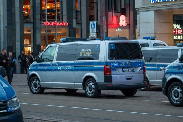 Leipzig: Auto fährt durch Menschenmenge Innenstadt Einsatzkräfte betreuen Opfer und Zeugen der Tat Am Montagnachmittag kam es in der Leipziger Innenstadt im Bereich des Augustusplatzes zu einer umfangreichen Einsatzlage, bei der ein Massenanfall von Verletzten (MANV) ausgerufen wurde. Nach ersten Erkenntnissen war ein Fahrzeug im innerstädtischen Bereich unterwegs und erfasste dabei mehrere Personen, wobei sich die Lage vom Augustusplatz über die Grimmaische Straße bis in den Bereich Markt erstreckte. Nach Angaben des Leipziger Branddirektors Axel Schuh wurden zwei Personen so schwer verletzt, dass sie noch vor Ort beziehungsweise kurze Zeit später verstarben, während zwei weitere Menschen schwere Verletzungen erlitten und nach e Copyright: xEHLxMediax 20260504_leipzig-pkw-menschenmenge_89