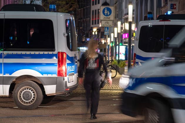 Leipzig: Auto fährt durch Menschenmenge Innenstadt Einsatzkräfte betreuen Opfer und Zeugen der Tat Am Montagnachmittag kam es in der Leipziger Innenstadt im Bereich des Augustusplatzes zu einer umfangreichen Einsatzlage, bei der ein Massenanfall von Verletzten (MANV) ausgerufen wurde. Nach ersten Erkenntnissen war ein Fahrzeug im innerstädtischen Bereich unterwegs und erfasste dabei mehrere Personen, wobei sich die Lage vom Augustusplatz über die Grimmaische Straße bis in den Bereich Markt erstreckte. Nach Angaben des Leipziger Branddirektors Axel Schuh wurden zwei Personen so schwer verletzt, dass sie noch vor Ort beziehungsweise kurze Zeit später verstarben, während zwei weitere Menschen schwere Verletzungen erlitten und nach e Copyright: xEHLxMediax 20260504_leipzig-pkw-menschenmenge_92