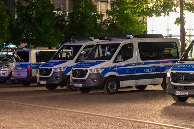 Leipzig: Auto fährt durch Menschenmenge Innenstadt Einsatzkräfte betreuen Opfer und Zeugen der Tat Am Montagnachmittag kam es in der Leipziger Innenstadt im Bereich des Augustusplatzes zu einer umfangreichen Einsatzlage, bei der ein Massenanfall von Verletzten (MANV) ausgerufen wurde. Nach ersten Erkenntnissen war ein Fahrzeug im innerstädtischen Bereich unterwegs und erfasste dabei mehrere Personen, wobei sich die Lage vom Augustusplatz über die Grimmaische Straße bis in den Bereich Markt erstreckte. Nach Angaben des Leipziger Branddirektors Axel Schuh wurden zwei Personen so schwer verletzt, dass sie noch vor Ort beziehungsweise kurze Zeit später verstarben, während zwei weitere Menschen schwere Verletzungen erlitten und nach e Copyright: xEHLxMediax 20260504_leipzig-pkw-menschenmenge_94