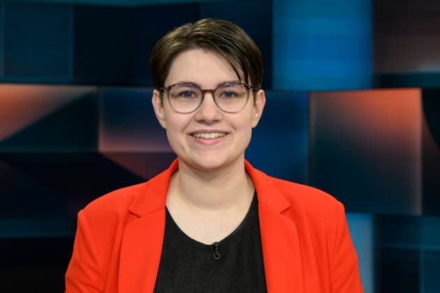 im Bild v.l.: Clara Schlagowski: studiert Gesundheitsökonomie und wurde wegen eines Hirntumors behandelt, GER, Berlin, hart aber fair - Polittalk, TV, Format, mit Moderator - Louis Klamroth, Das Erste, Das Thema: Teuer und nur Mittelmaß: Was läuft schief bei Ärzten, Kliniken und Kassen? 04.05.2026, Copyright: HMBxMedia UwexKoch