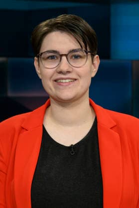 im Bild v.l.: Clara Schlagowski: studiert Gesundheitsökonomie und wurde wegen eines Hirntumors behandelt, GER, Berlin, hart aber fair - Polittalk, TV, Format, mit Moderator - Louis Klamroth, Das Erste, Das Thema: Teuer und nur Mittelmaß: Was läuft schief bei Ärzten, Kliniken und Kassen? 04.05.2026, Copyright: HMBxMedia UwexKoch