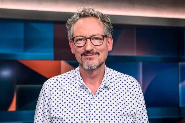 im Bild v.l.: Eckart von Hirschhausen: Arzt und Fernsehmoderator, präsentiert die ARD-Doku Hirschhausen und die Deepfake-Mafia über den Betrug mit medizinischen Produkten, GER, Berlin, hart aber fair - Polittalk, TV, Format, mit Moderator - Louis Klamroth, Das Erste, Das Thema: Teuer und nur Mittelmaß: Was läuft schief bei Ärzten, Kliniken und Kassen? 04.05.2026, Copyright: HMBxMedia UwexKoch
