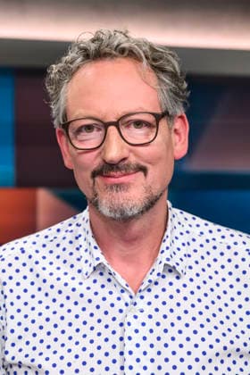 im Bild v.l.: Eckart von Hirschhausen: Arzt und Fernsehmoderator, präsentiert die ARD-Doku Hirschhausen und die Deepfake-Mafia über den Betrug mit medizinischen Produkten, GER, Berlin, hart aber fair - Polittalk, TV, Format, mit Moderator - Louis Klamroth, Das Erste, Das Thema: Teuer und nur Mittelmaß: Was läuft schief bei Ärzten, Kliniken und Kassen? 04.05.2026, Copyright: HMBxMedia UwexKoch