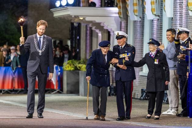 WAGENINGEN - Veterans Robbie Hall (103 years old) from the United Kingdom and Johan Geneuglijk (105 years old) from the Netherlands, together with Mayor Floor Vermeulen, light the Liberation Fire during the Liberation Fire ceremony. The ceremony symbolizes the transition from commemorating war victims to celebrating freedom. VINCENT JANNINK ANP netherlands out - belgium out  Copyright: xx x557495265x originalFilename: 557495265.jpg