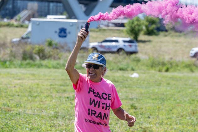 May 4, 2026, Washington, District Of Columbia, USA: Supporters gather below the Frederick Douglass Memorial Bridge as GUIDO REICHSTADTER continues his protest from atop the structure after roughly 78 hours. Washington USA - ZUMAk206 20260504_znp_k206_022 Copyright: xMattxKaminskyx