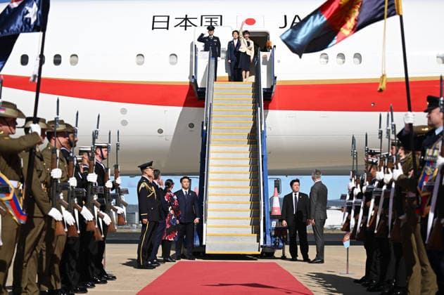 SANAE TAKAICHI AUSTRALIA VISIT, Prime Minister of Japan Sanae Takaichi waves as she boards a plane to depart from Fairbairn Airport in Canberra, Tuesday, May 5, 2026. Prime Minister of Japan Sanae Takaichi is on a three-day visit to Australia. ( NO ARCHIVING CANBERRA AUSTRALIAN CAPITAL TERRITORY AUSTRALIA  Copyright: xLUKASxCOCHx 20260505141013335838