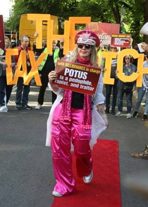 May 4, 2026, New York, New York, USA: Activists seen at the Resistance Red Carpet Protest Against Jeff Bezos and the Met Gala by Rise and Resist seen outside the Met Gala on the Upper East Side New York USA - ZUMAk03_ 20260504_zaf_k03_032 Copyright: xNancyxKaszermanx