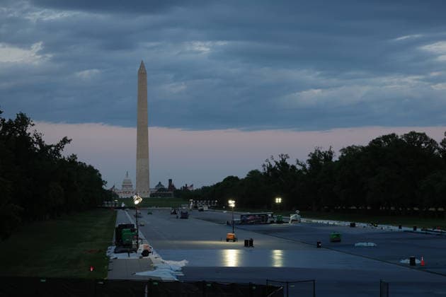 WASHINGTON, D.C. MAY 4: View of the Lincoln Memorial Reflecting Pool makeover as workers paint the bottom of the pool ˜American flag blue™ on orders of President Trump on May 4, 2026 in Washington, D.C. Copyright: xmpi34x