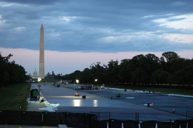 WASHINGTON, D.C. MAY 4: View of the Lincoln Memorial Reflecting Pool makeover as workers paint the bottom of the pool ˜American flag blue™ on orders of President Trump on May 4, 2026 in Washington, D.C. Copyright: xmpi34x