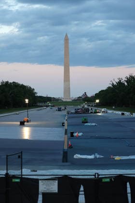 WASHINGTON, D.C. MAY 4: View of the Lincoln Memorial Reflecting Pool makeover as workers paint the bottom of the pool ˜American flag blue™ on orders of President Trump on May 4, 2026 in Washington, D.C. Copyright: xmpi34x