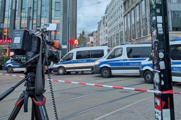 Leipzig, Sachsen, Deutschland, 04.05.2026: Auto fährt in Leipzig in Menschenmenge. Der Vorfall ereignete sich der Grimmaische Straße in der Innenstadt, der Bereich zwischen Augustusplatz und Ritterstraße wurde abgesperrt. Eine ZDF-Kamera steht vor der Absperrung. Copyright: xdtsxNachrichtenagenturx dts_117595