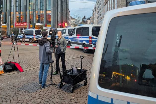 Leipzig, Sachsen, Deutschland, 04.05.2026: Auto fährt in Leipzig in Menschenmenge. Der Vorfall ereignete sich der Grimmaische Straße in der Innenstadt, der Bereich zwischen Augustusplatz und Ritterstraße wurde abgesperrt. Eine WELT-TV-Kamera steht vor der Absperrung. Copyright: xdtsxNachrichtenagenturx dts_117597